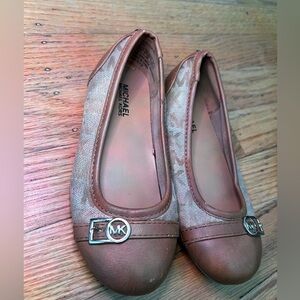 MICHAEL MICHAEL KORS BRWN MK LOGO BCKLE FLATS GRLS SZE 11